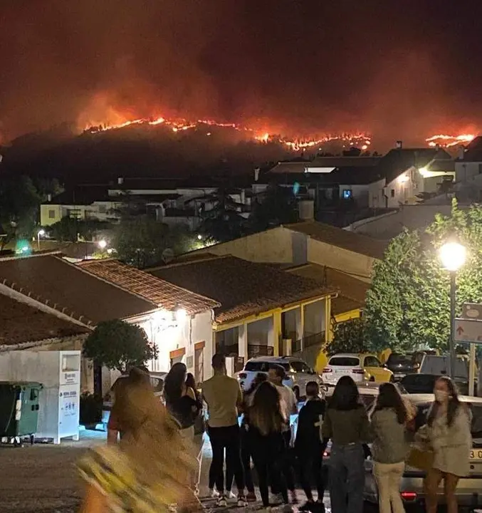 Vecinos de Zalamea observan preocupados cómo las llamas se acercaban al pueblo