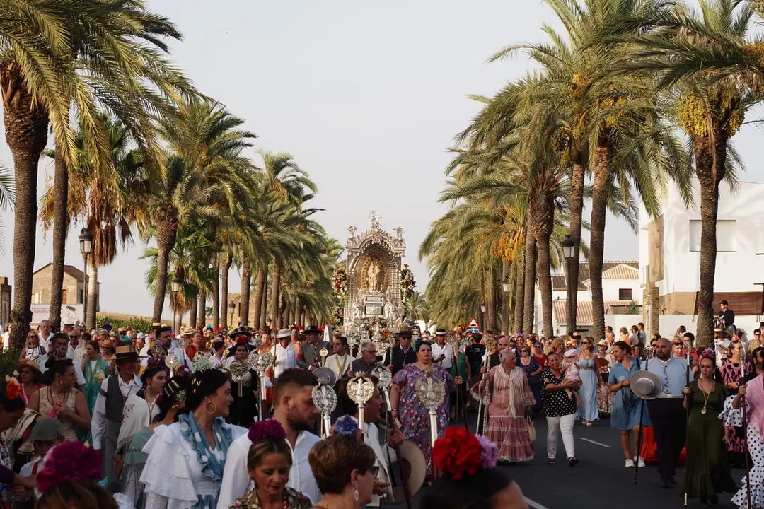 Palos arropa a su Virgen
