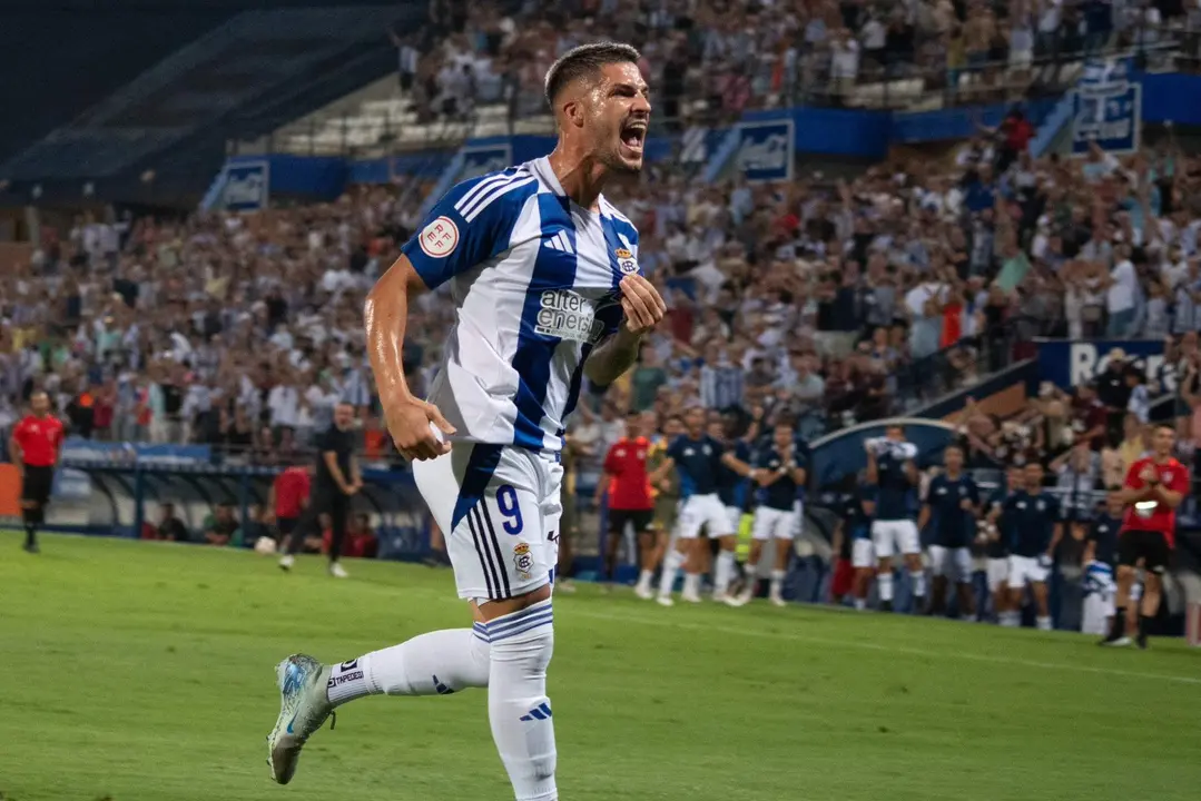 Caye Quintana celebra el gol del Recreativo.
