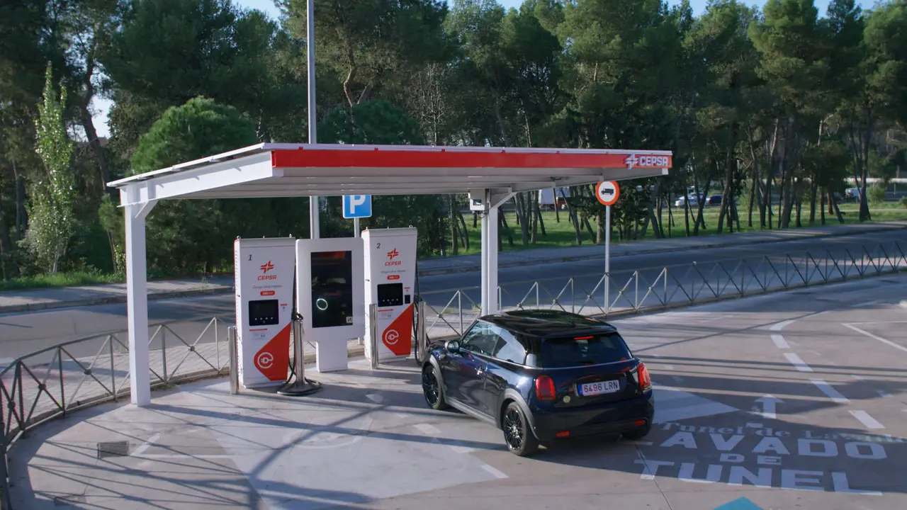 Acelerar el despliegue de puntos de recarga, ayudas en el momento de la compra y simplificación administrativa, claves para impulsar la movilidad eléctrica en España