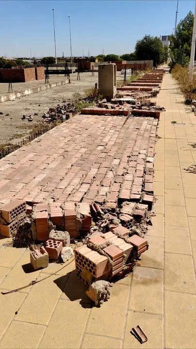 El muro lleva once meses esperando un arreglo