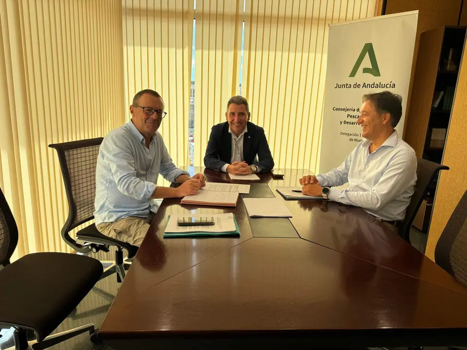 El delegado Álvaro Burgos en una reunión con la Asociación el Burrito Feliz