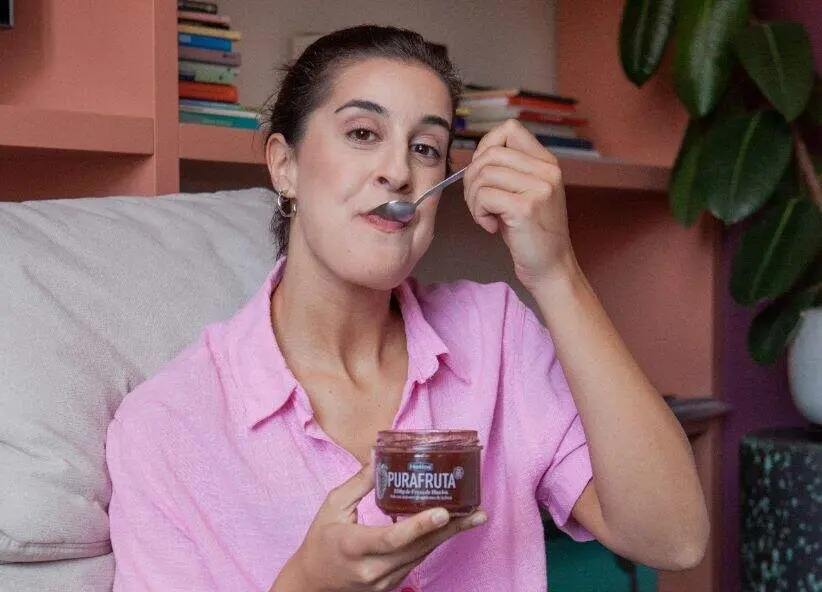 Carolina Marín en un spot de la marca Helios basado en las fresas de Huelva