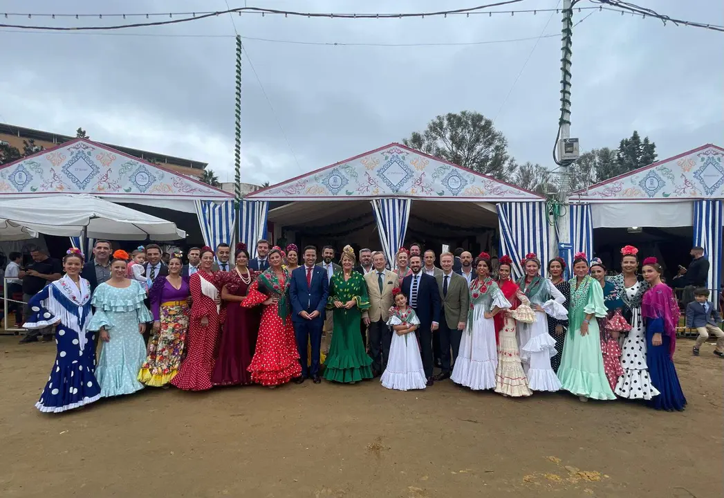 Foto de familia ante la caseta del Polvorín