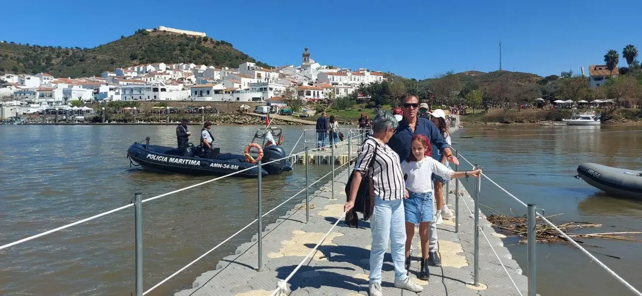 Puente flotante entre Sanlúcar y Alcoutim montado para el Festival del Contrabando