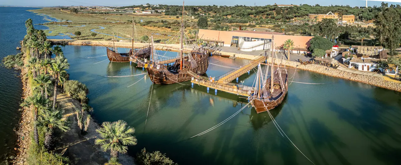 Réplica de las naves de Colón en el Muelle de las Carabelas