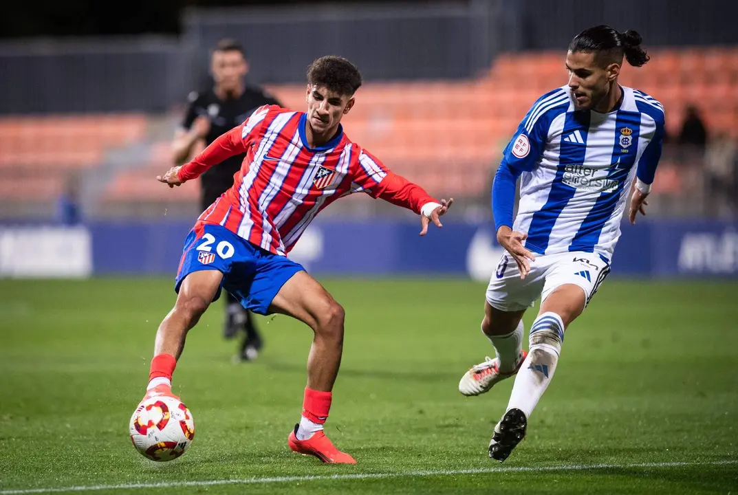 Lance del partido entre el Atlético B y el Recreativo de Huelva.
