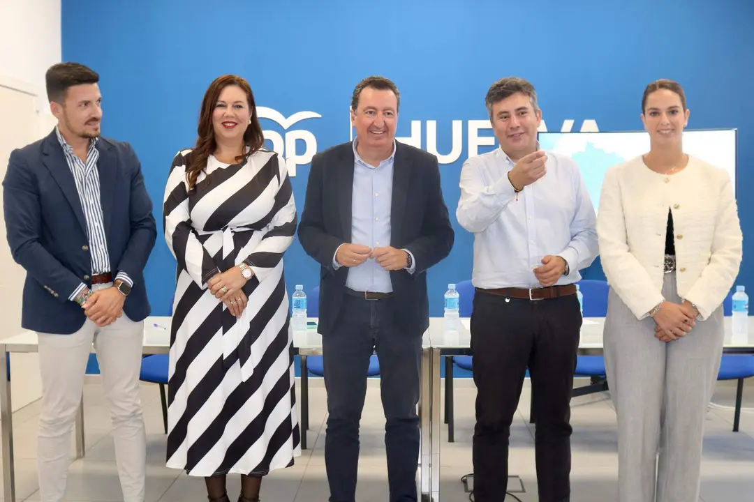 González posa con las nuevas alcaldesas y alcaldes de Palos, La Palma, Lepe y Aljaraque