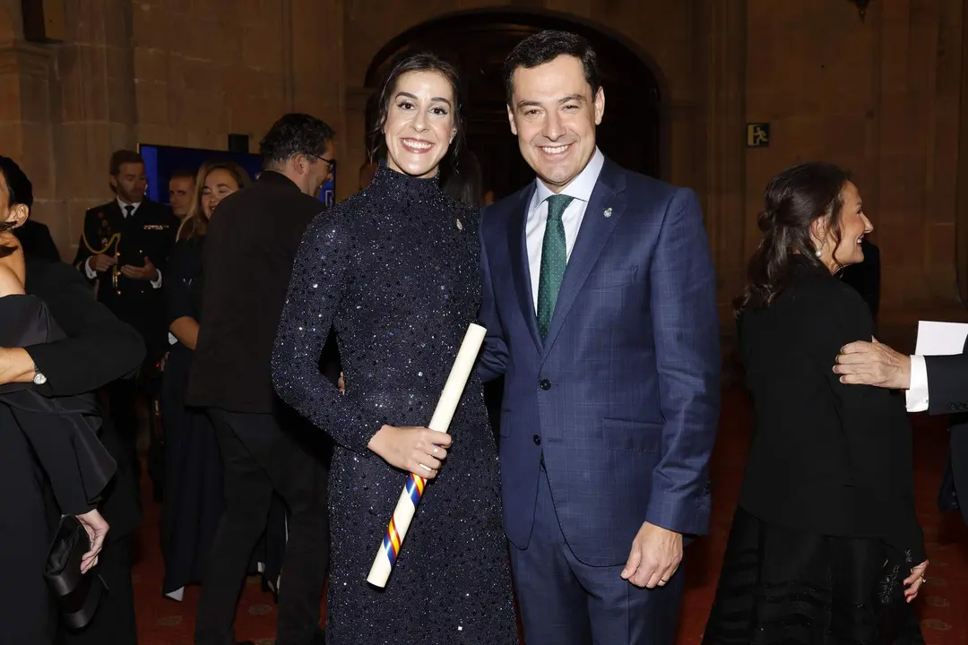 Juanma Moreno junto a Carolina Marín