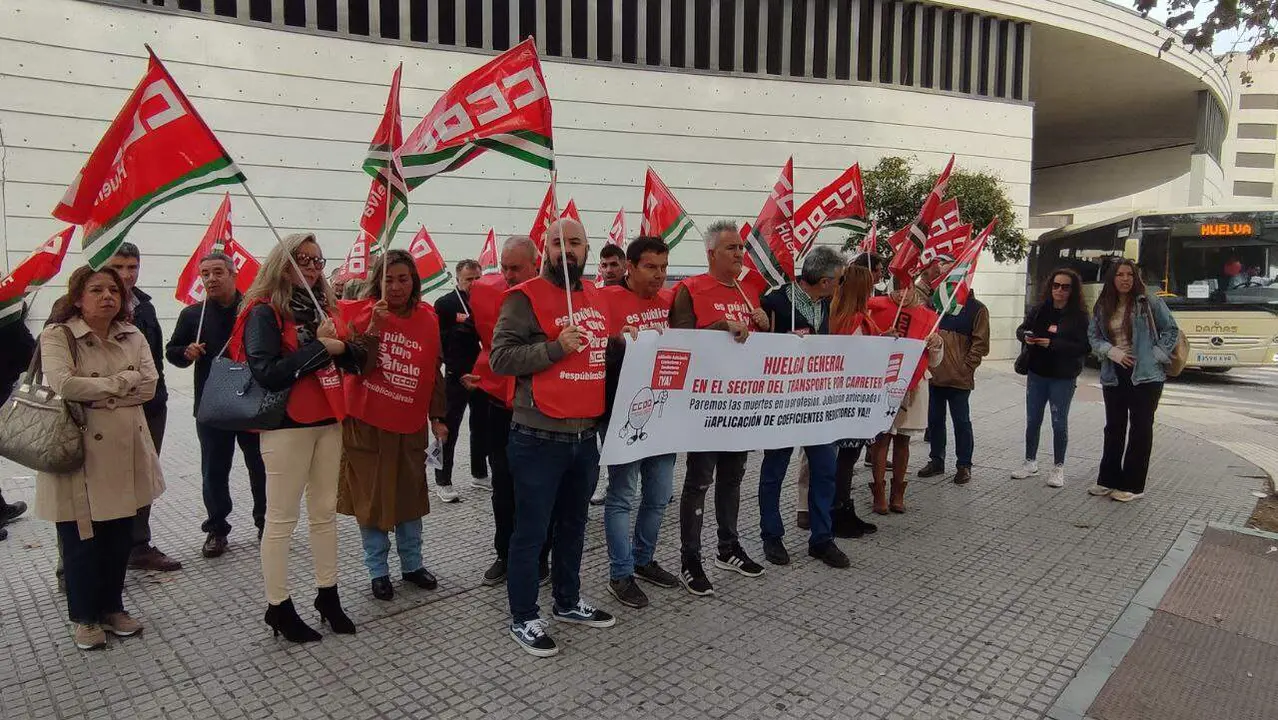 Concentración ante la empresa de autobuses DAMAS