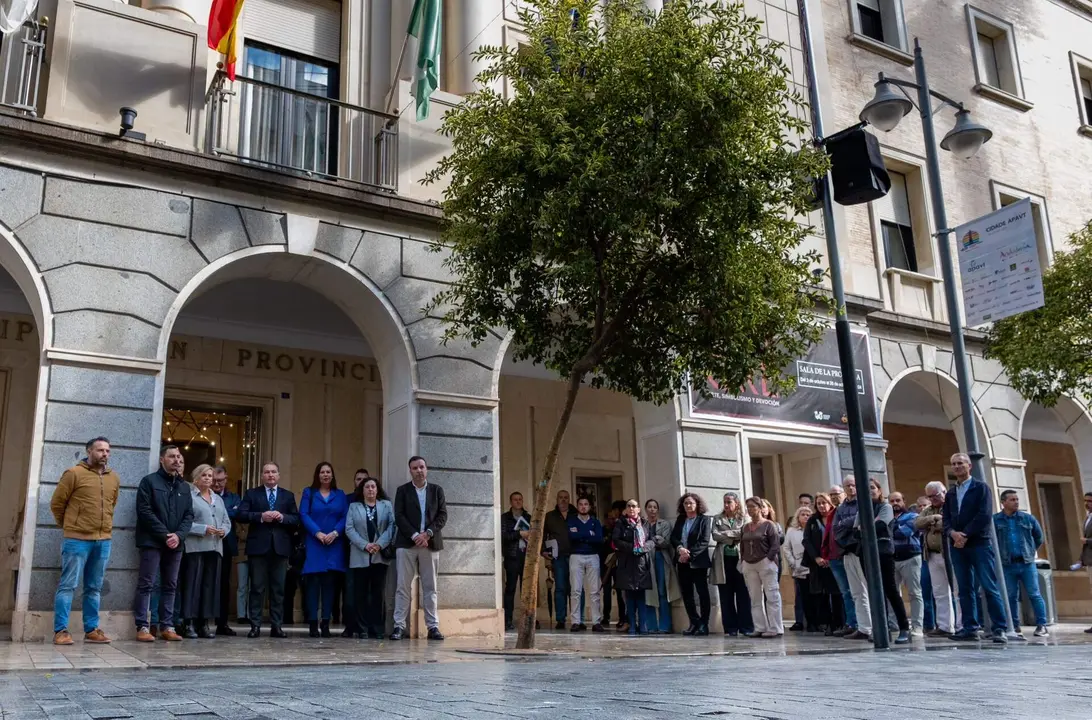 Silencio en la Diputación por las víctimas de la DANA