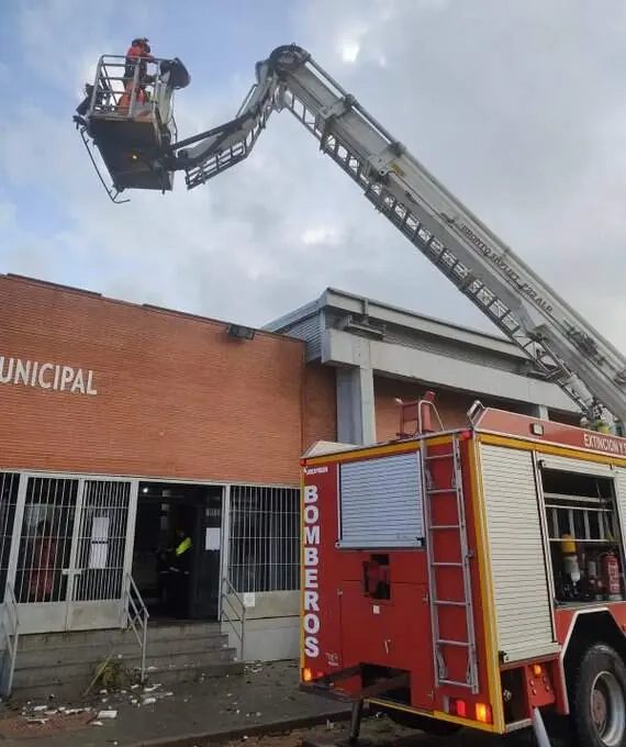 Efectivos del Consorcio trabajando en Isla Cristina ayer tarde