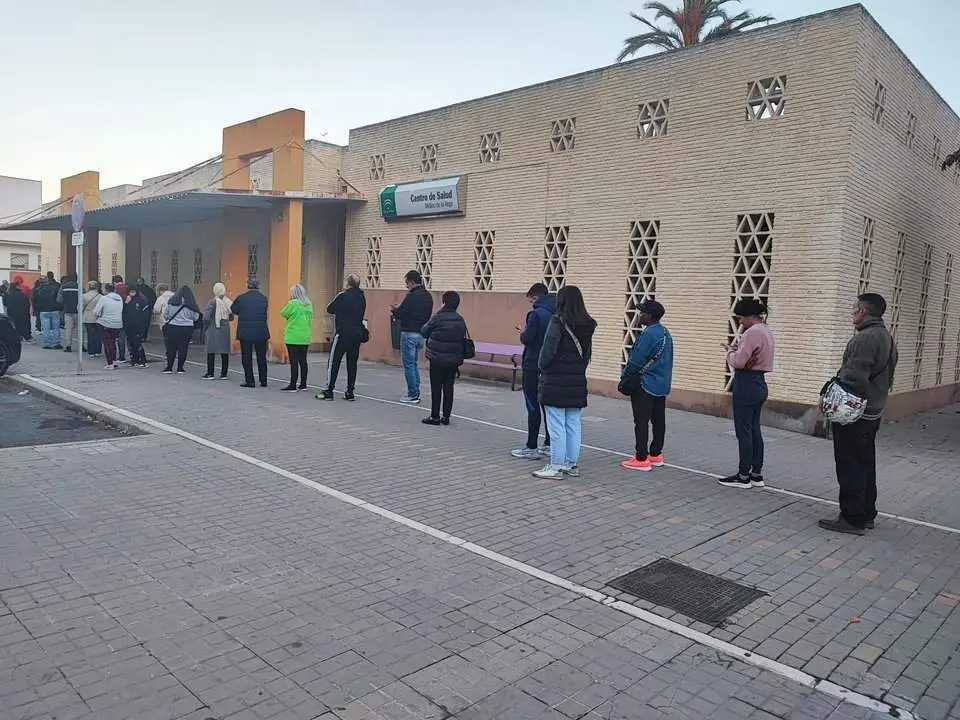 Colas en el centro de salud del Molino de la Vega