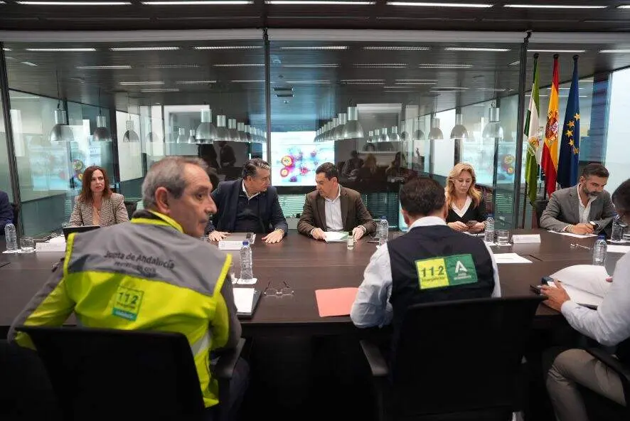 El presidente andalu preside la reunión de coordinación ante la DANA junto a Antonio Sanz