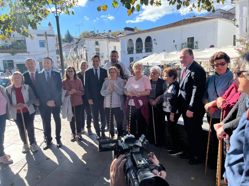 El presidente andaluz, acompañado por el presidente de la Diputación de Huelva, David Toscano, en Fuenteheridos