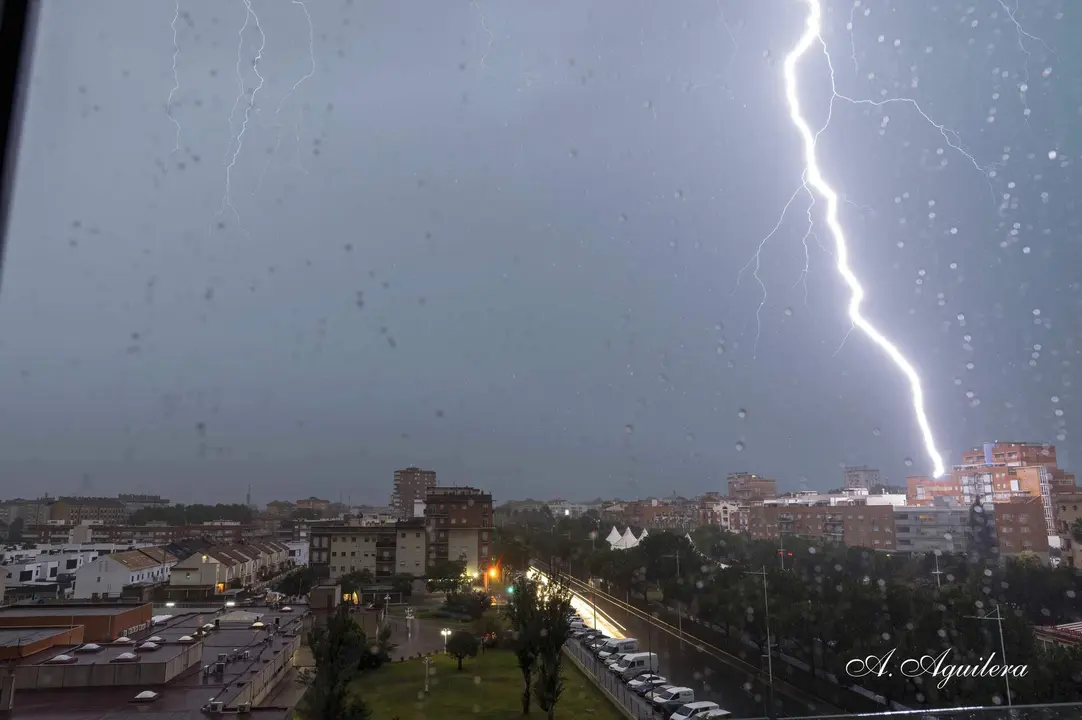 Un rayo cae sobre la capital, en una imagen captada esta mañana por el fotógrafo Antonio Aguilera