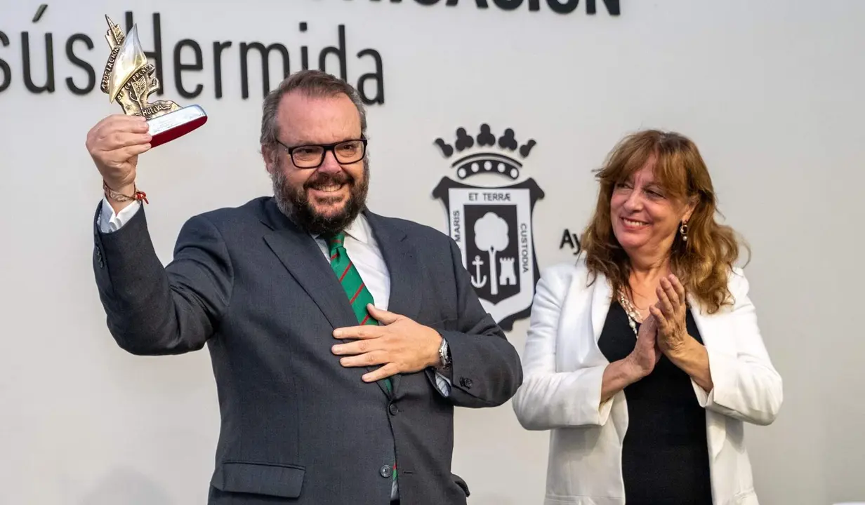 Luis de Vega recoge el Premio de la mano de Aurora Smet, presidenta de la Asociación de la Prensa