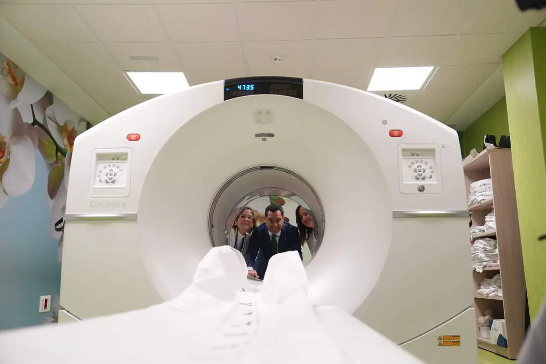 Juanma Moreno, en una visita hospitalaria