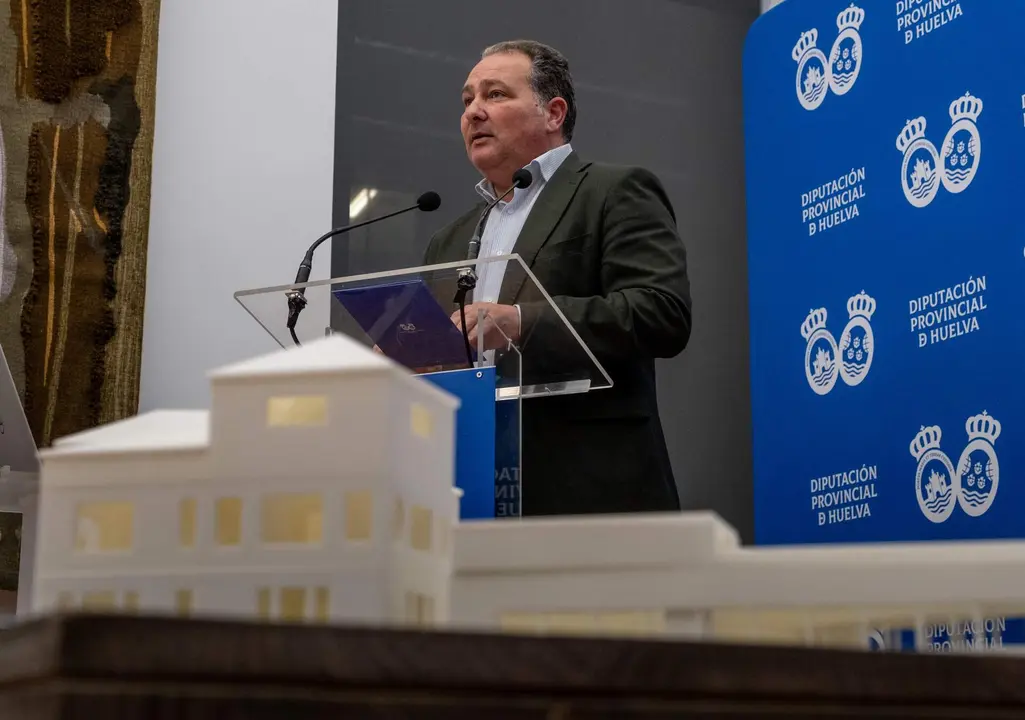 David Toscano presenta el proyecto, con la nueva maqueta delante