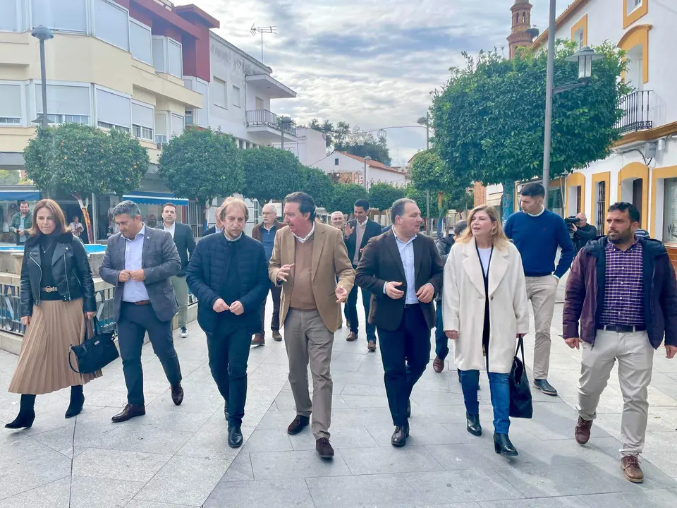 Dirigentes populares pasean por Nerva
