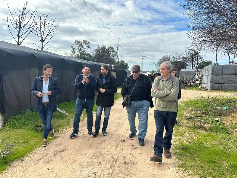 Sierra dialoga con Marcos Toti durante la visita
