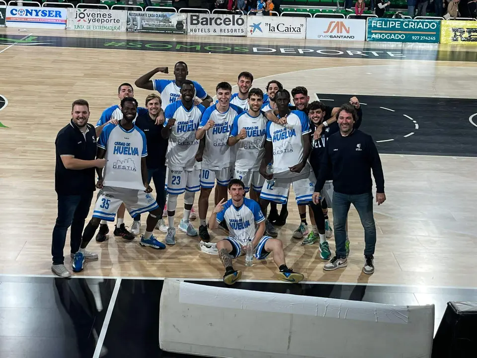 El Ciudad de Huelva tras ganar hoy en Cáceres.