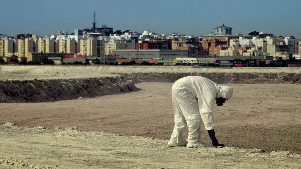 Toma de muestras en la zona contaminada por los fosfoyesos