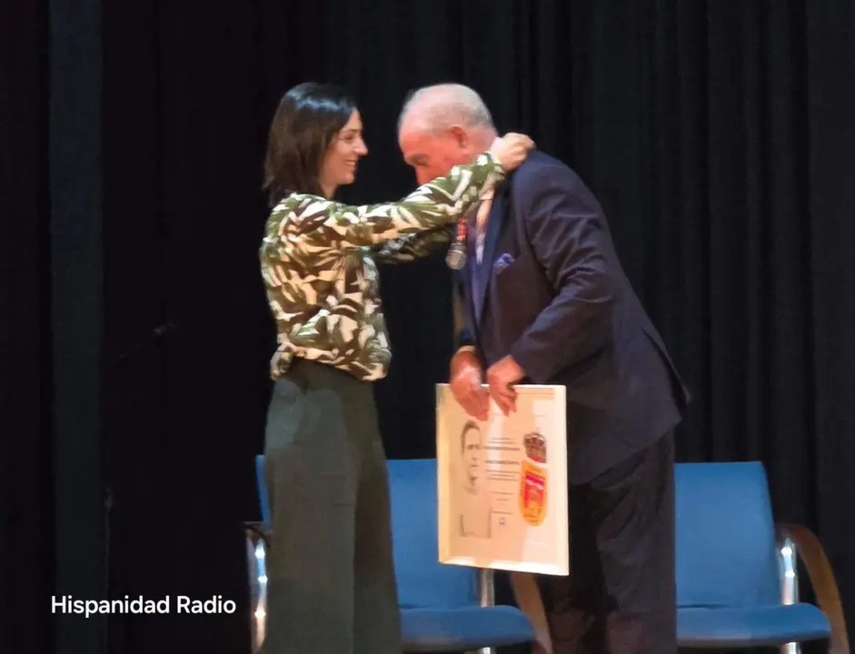 La alcaldesa de Tharsis impone la medalla de la ciudad a Isabelo Ramirez