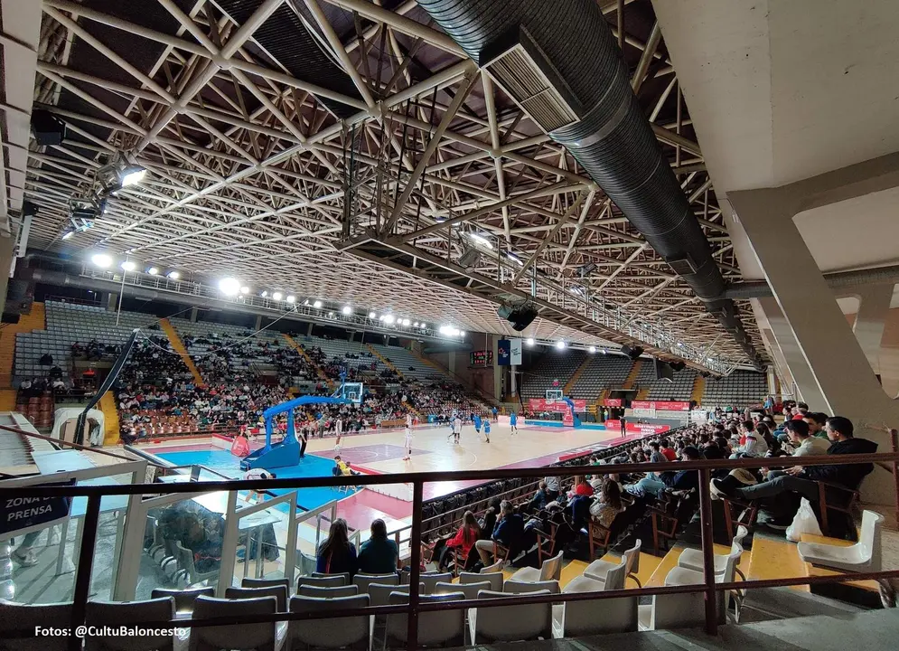 Así lucía el Palacio de León durante el partido del Ciudad de Huelva.