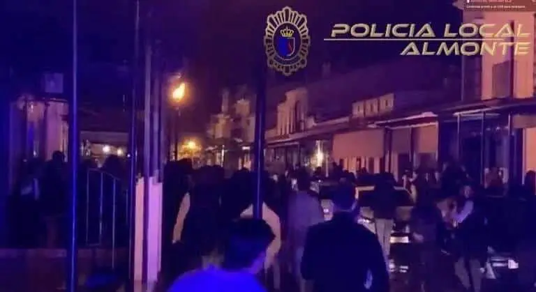 Ambiente ruidoso en El Rocío por las casas-discotecas