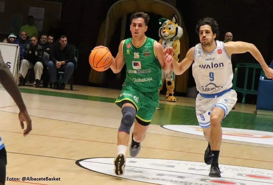 Pablo Sánchez rebasa a Rafa Salamé durante el Albacete-CDH.