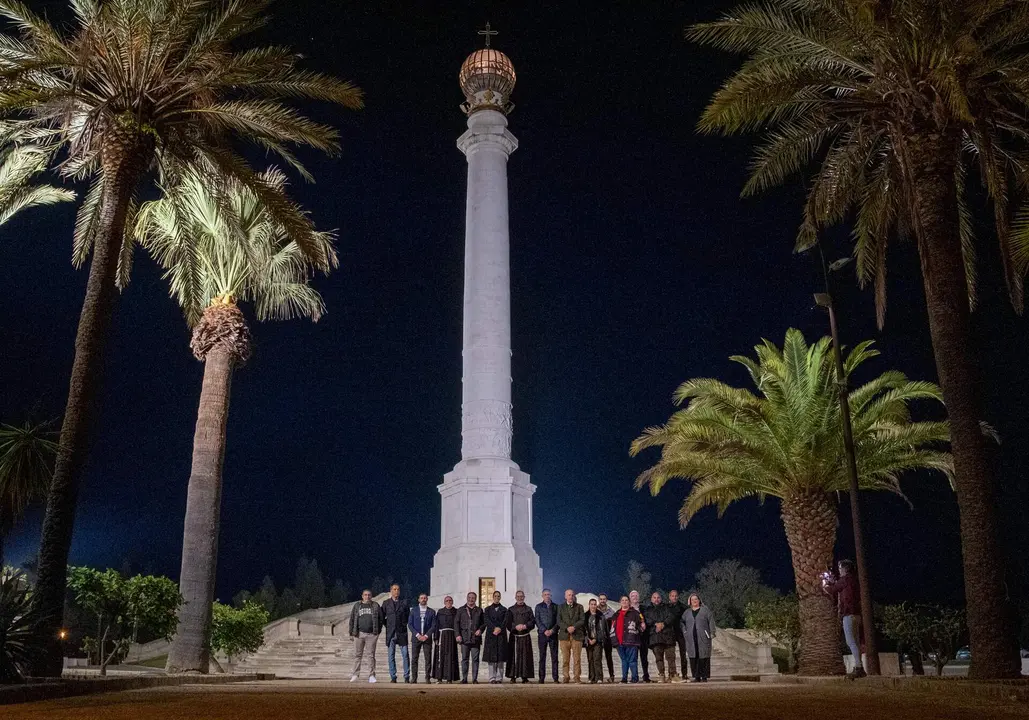 Foto de familia del acto de iluminación