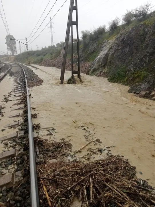 Línea férrea Huelva-Sevilla, inundada en Niebla