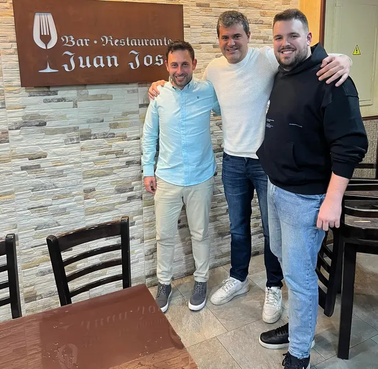 Antonio Gómez, en el centro, con Pedro Vadillo e íñigo Núñez.