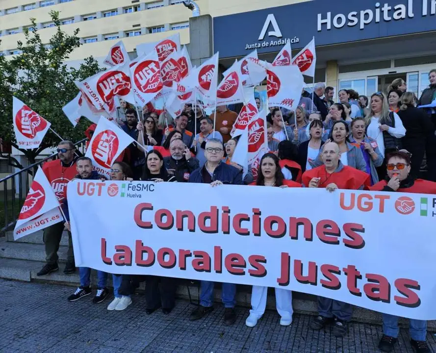 Concentración a las puertas del Infanta Elena