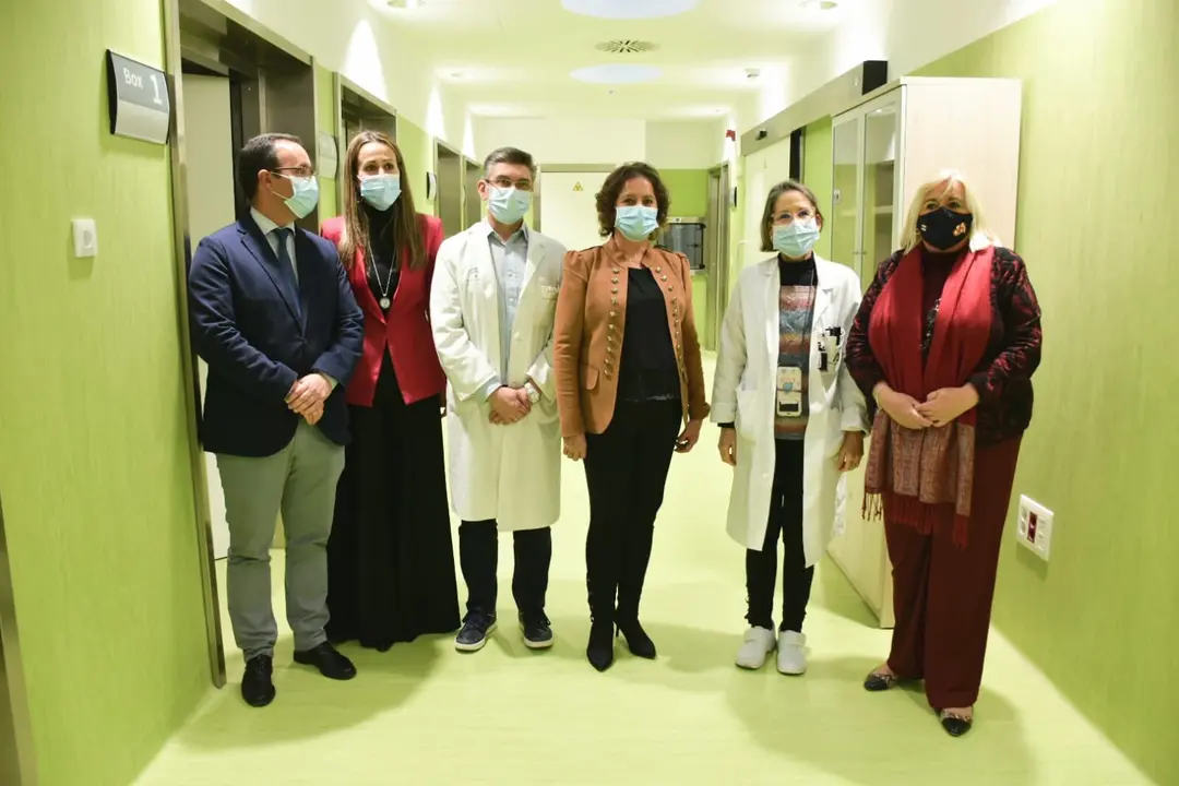 Autoridades sanitarias en una visita hospitalaria