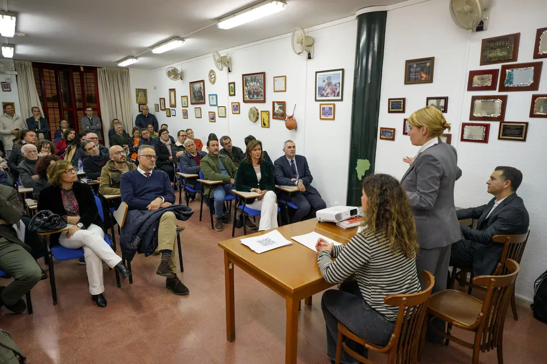 La alcaldesa presenta la propuesta a los vecinos