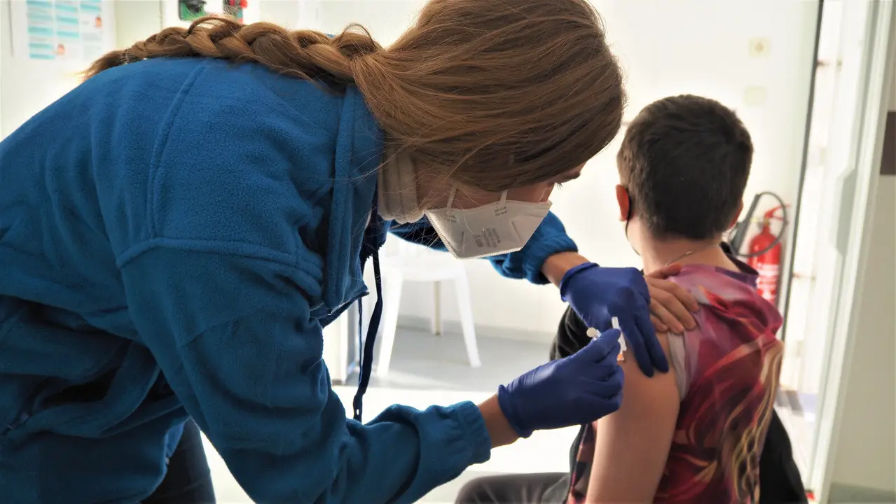 Una enfermera trabaja en un centro de salud
