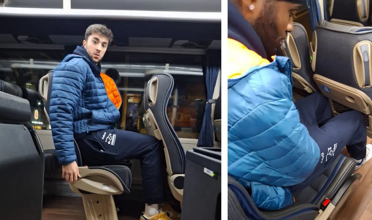 Las estrecheces del microbus contratado por el Ciudad de Huelva son evidentes.