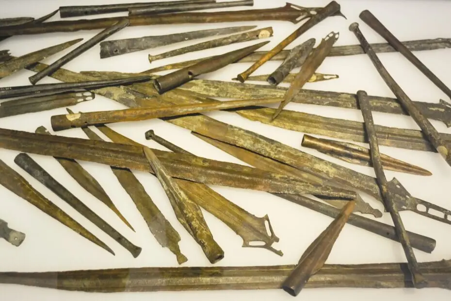 Conjunto de armas halladas en la ría de Huelva hace casi un siglo y que datan de hasta el X a de c.
