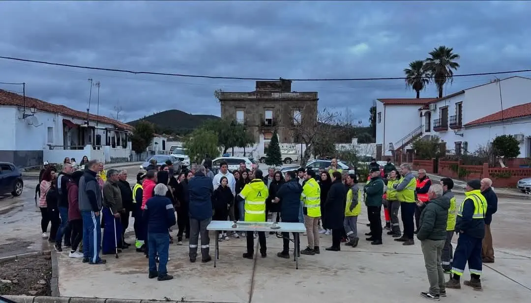 Vecinos de Cueva de la Mora atienden a las autoridades en pleno desalojo