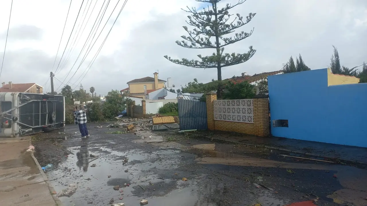 Una vivienda afectada y una autocaravana volcada por la fuerza del tornado