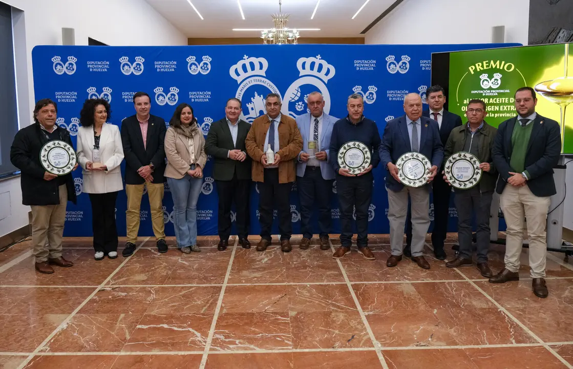 Foto de familia en la Diputación de todas las almazaras premiadas