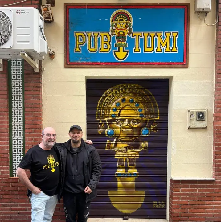 Manomatic y Pepelu Serrano en la puerta del Tumi