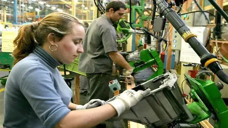 Mujeres trabajando en una fábrica