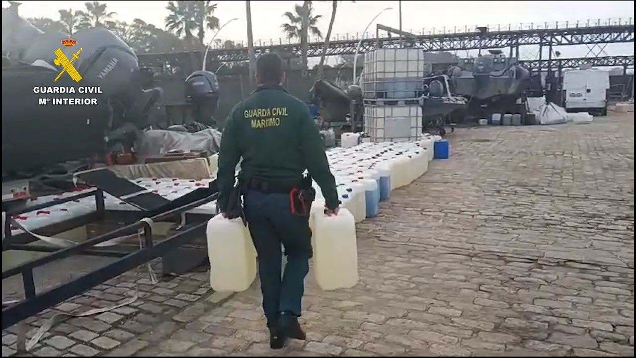 Un agente porta las garrafas incautadas