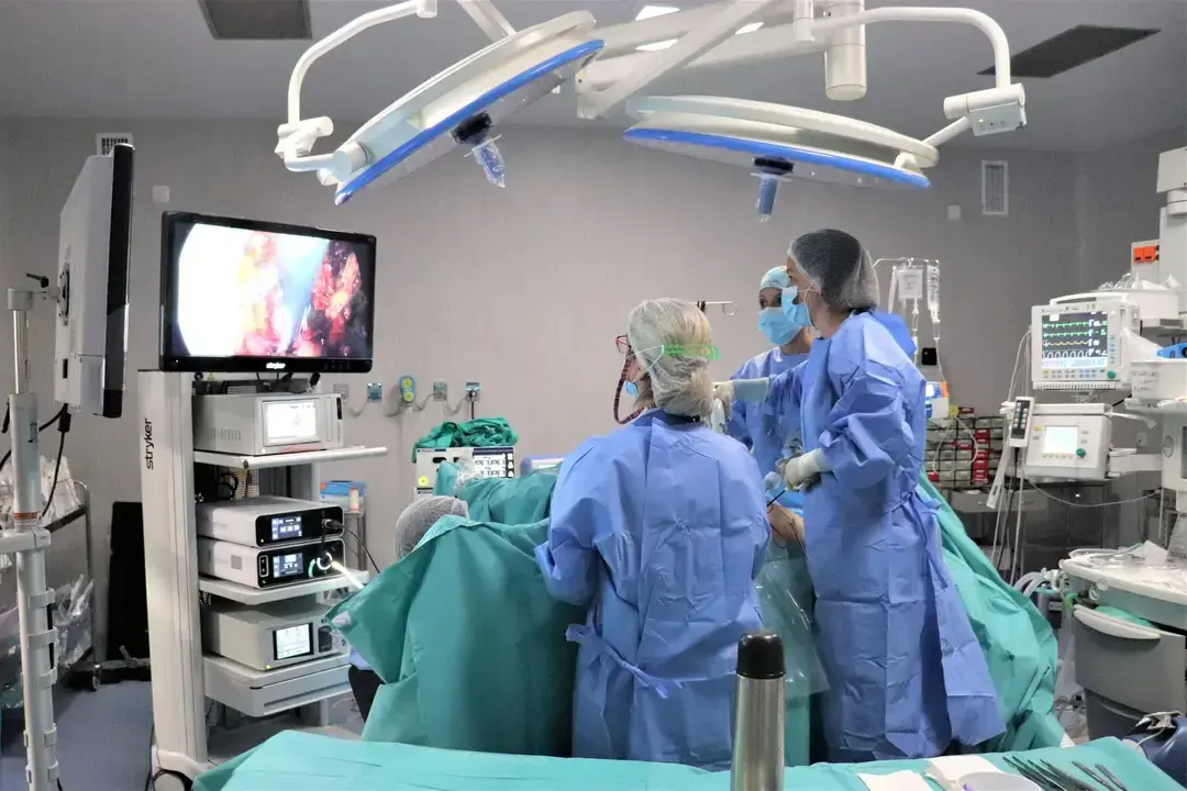 Un quirófano en el hospital Juan Ramón Jiménez