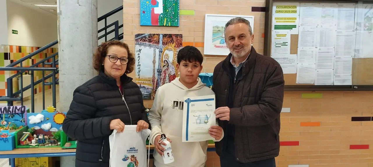 Entrega del premio al niño moguereño