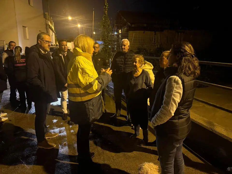 La alcaldesa, esta noche visitando las zonas afectadas en la capital