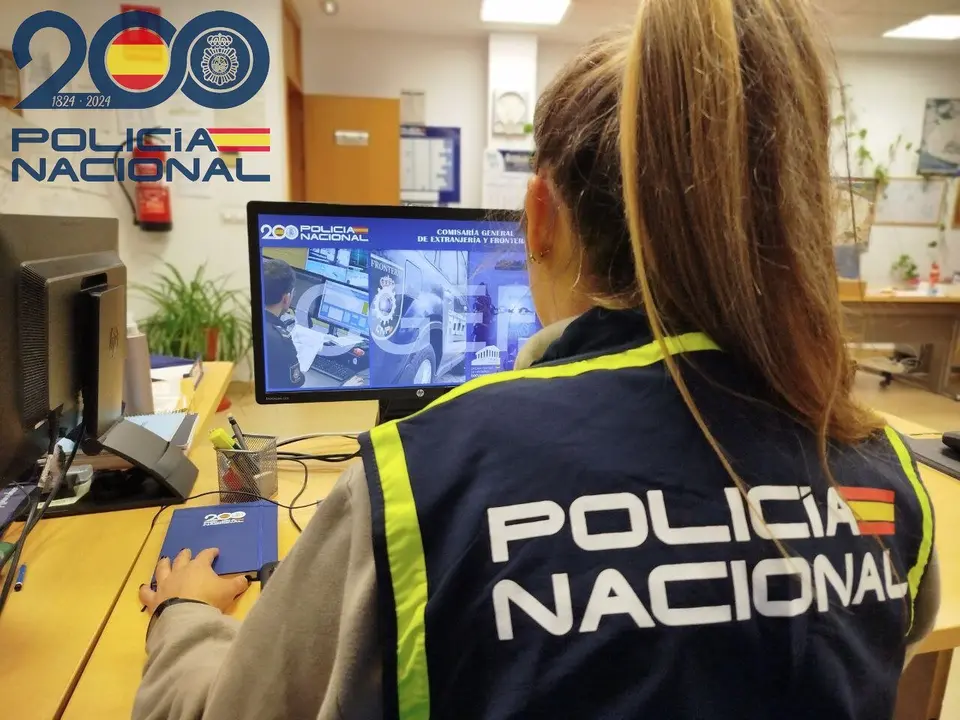 Una agente en plena investigación